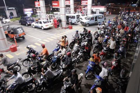 On the evening before the Indonesian fuel subsidies were lifted, motorists waited to fuel up at the lower, subsidized price for the last time.