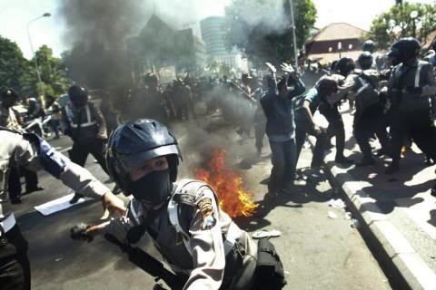 After the Indonesian government cut fuel subsidies raising the price of gas there by 30% in May 2008, rioting and protests broke out in the streets.  The government was no longer able to afford the subsidies (idie Welt/i).