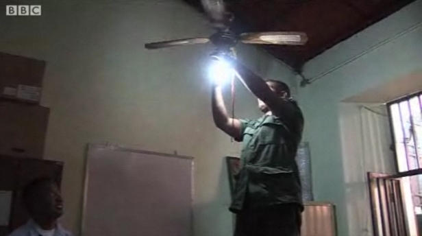 Venezuelan soldier changes the lightbulbs