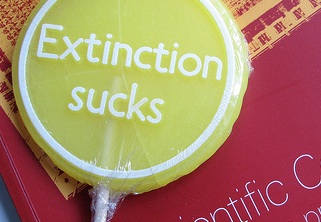 a lolly that says "extinction sucks"