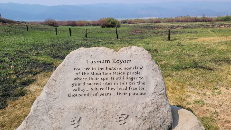 A plaque honors Tásmam Koyóm