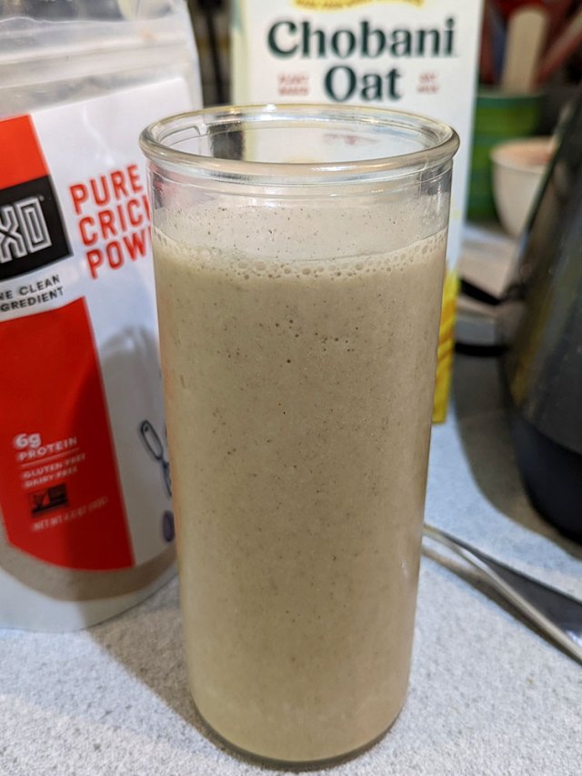 Peanut butter, banana, and cricket smoothie (petfriendly!) Fix