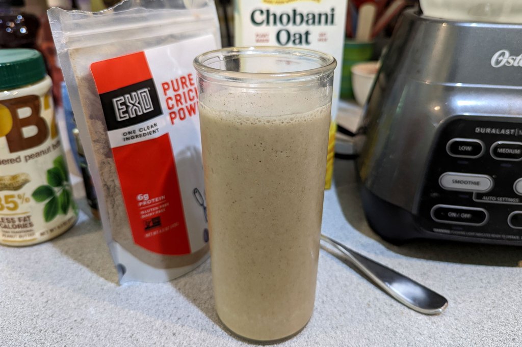 Peanut butter, banana, and cricket smoothie (petfriendly!) Fix