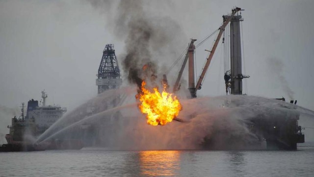 Deepwater Horizon aflame