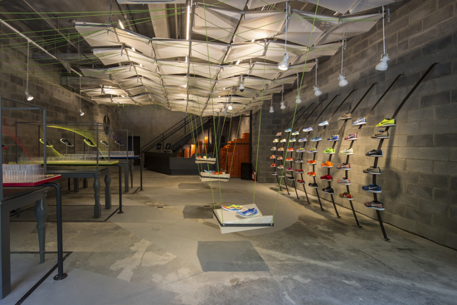 Nike a store in China out trash |