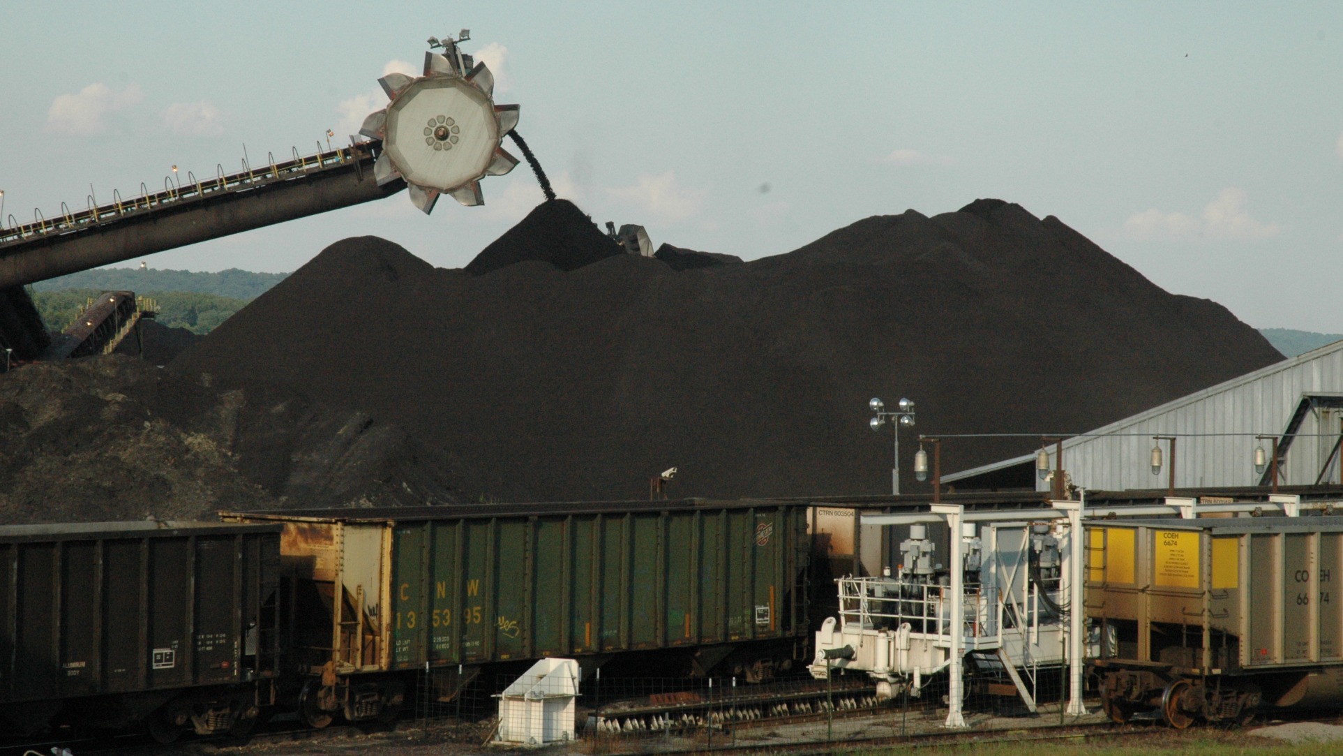 Loading coal onto a ship