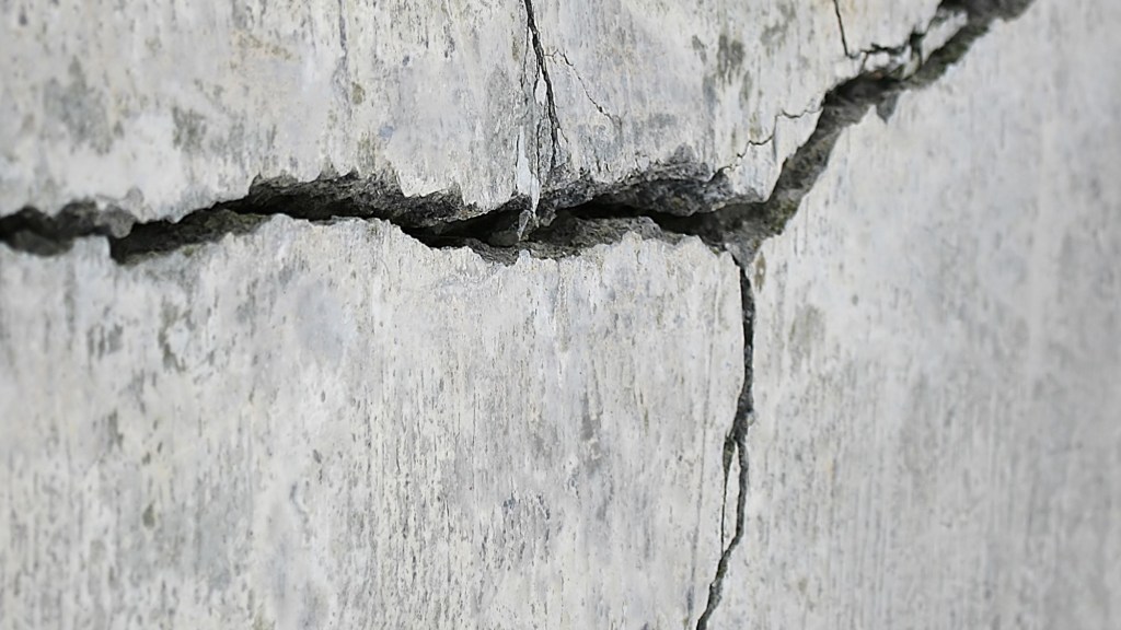 earthquake crack