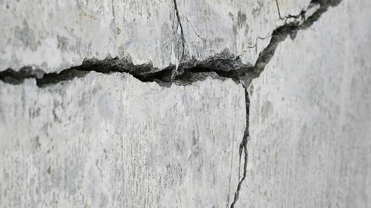 earthquake crack