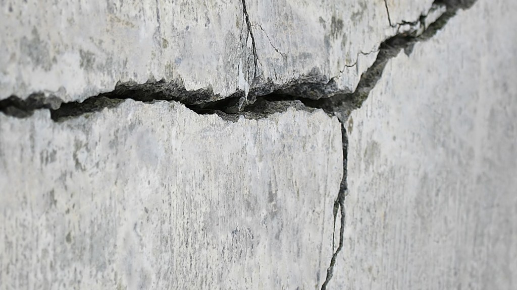 earthquake crack