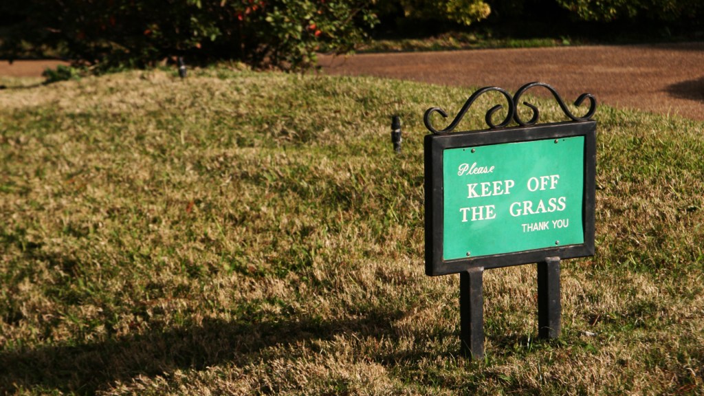 "keep off the grass" sign on browning lawn
