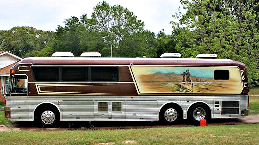 Willie Nelson tour bus is for sale. It gets 7 mpg. - Grist