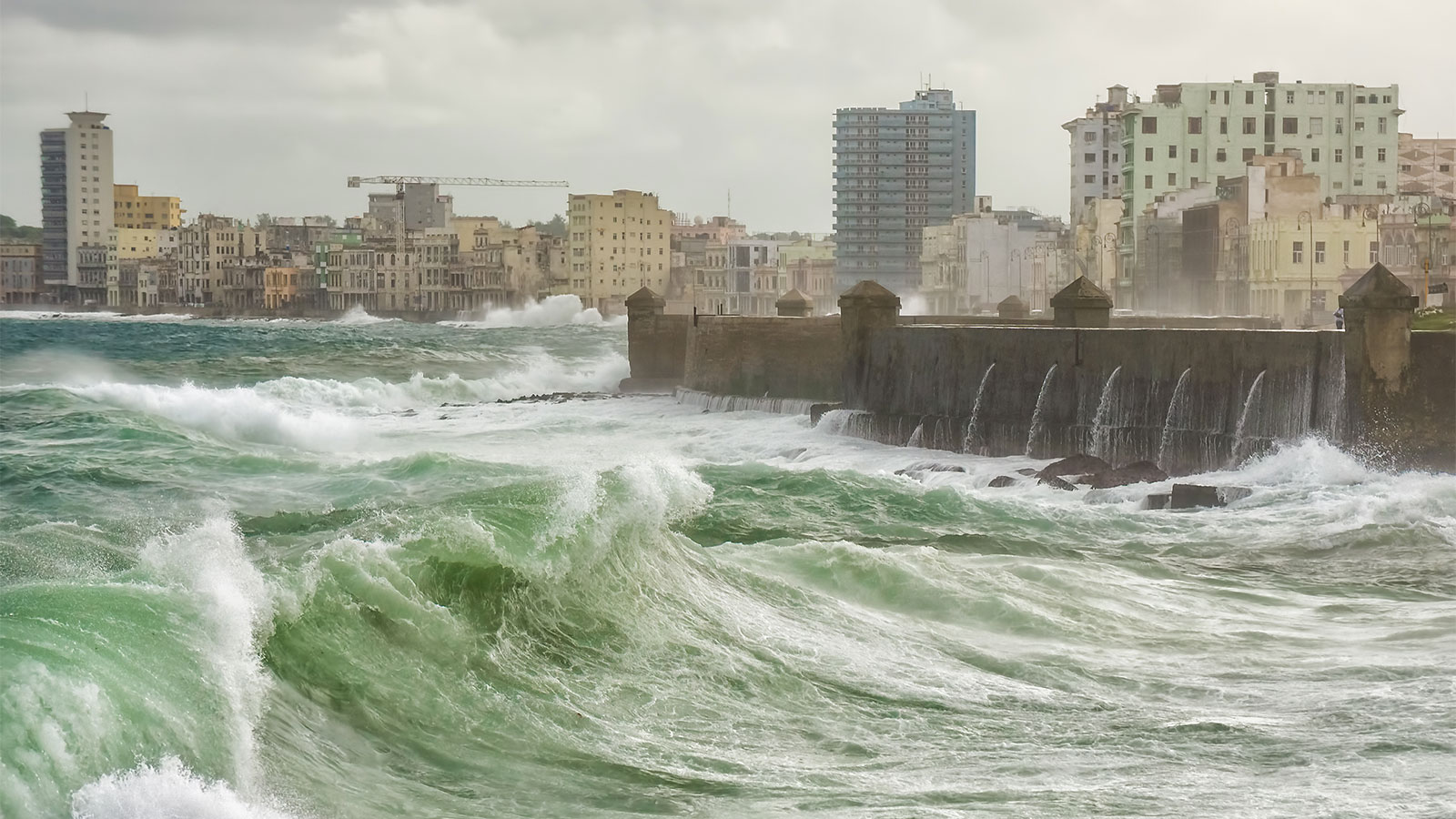 Приливная волна славы. Самарский большая волна в Гавани. Шторм в Гаване реальные фотографии.