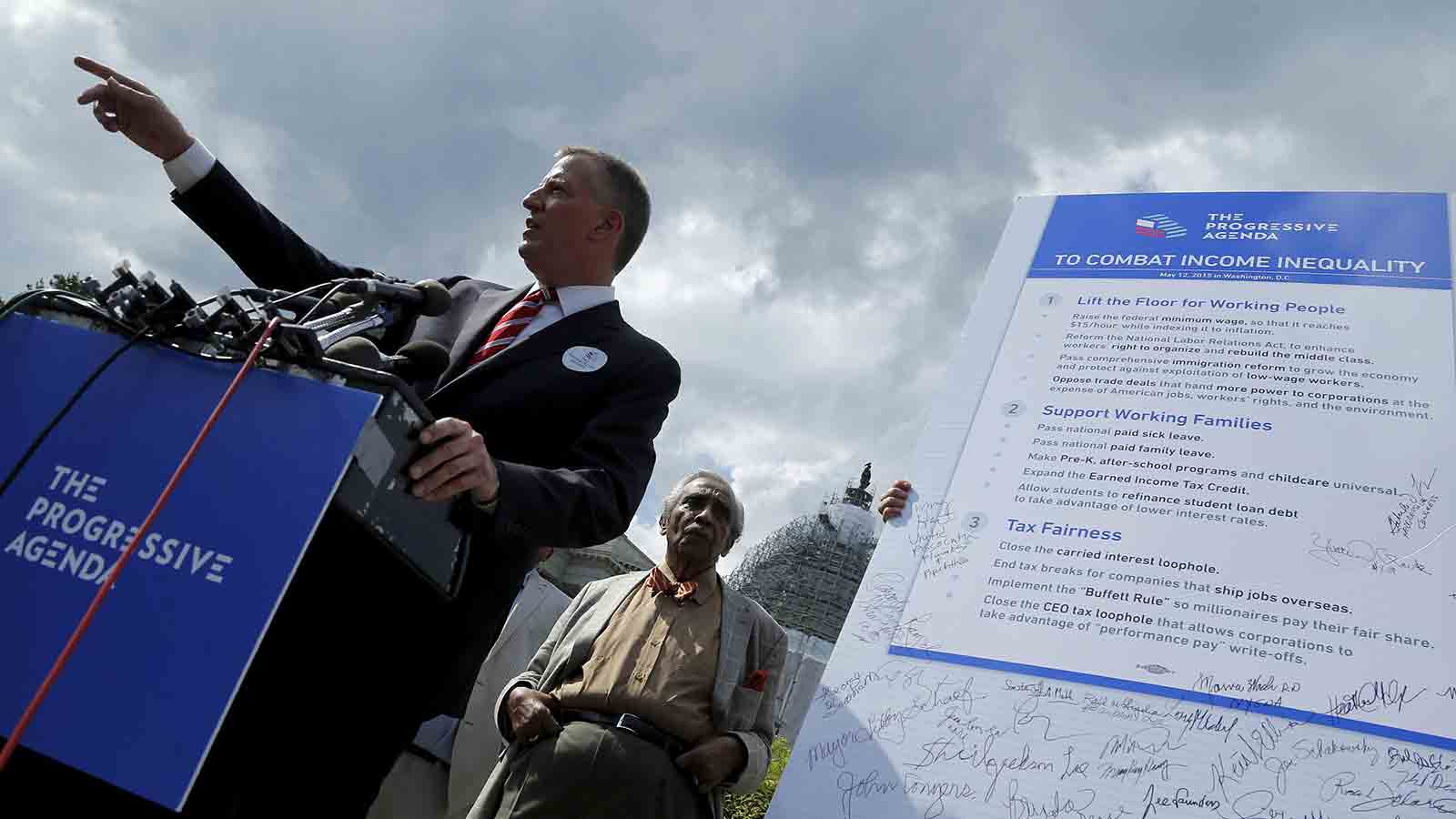 New York City Mayor Bill de Blasio (L) holds a news conference on his progressive agenda against income inequality with labor leaders and elected officials outside the U.S. Capitol in Washington May 12, 2015. Also pictured is U.S. Representative Charlie Rangel (D-NY) (C).