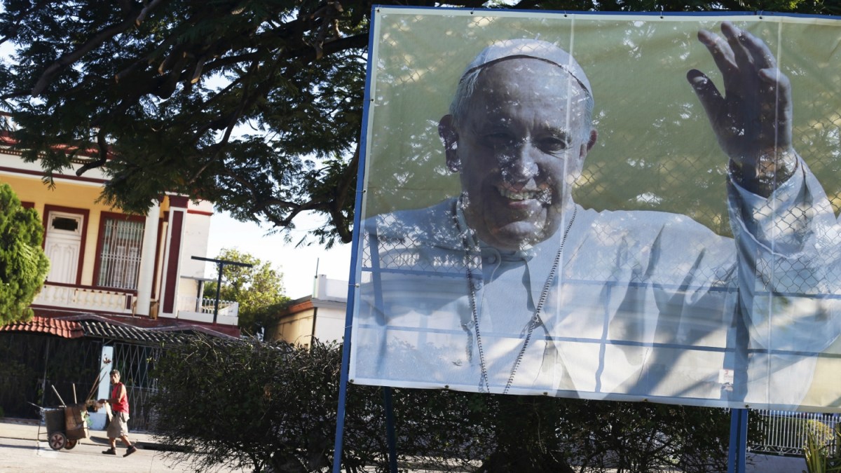 pope sign in Havana with streetsweeper