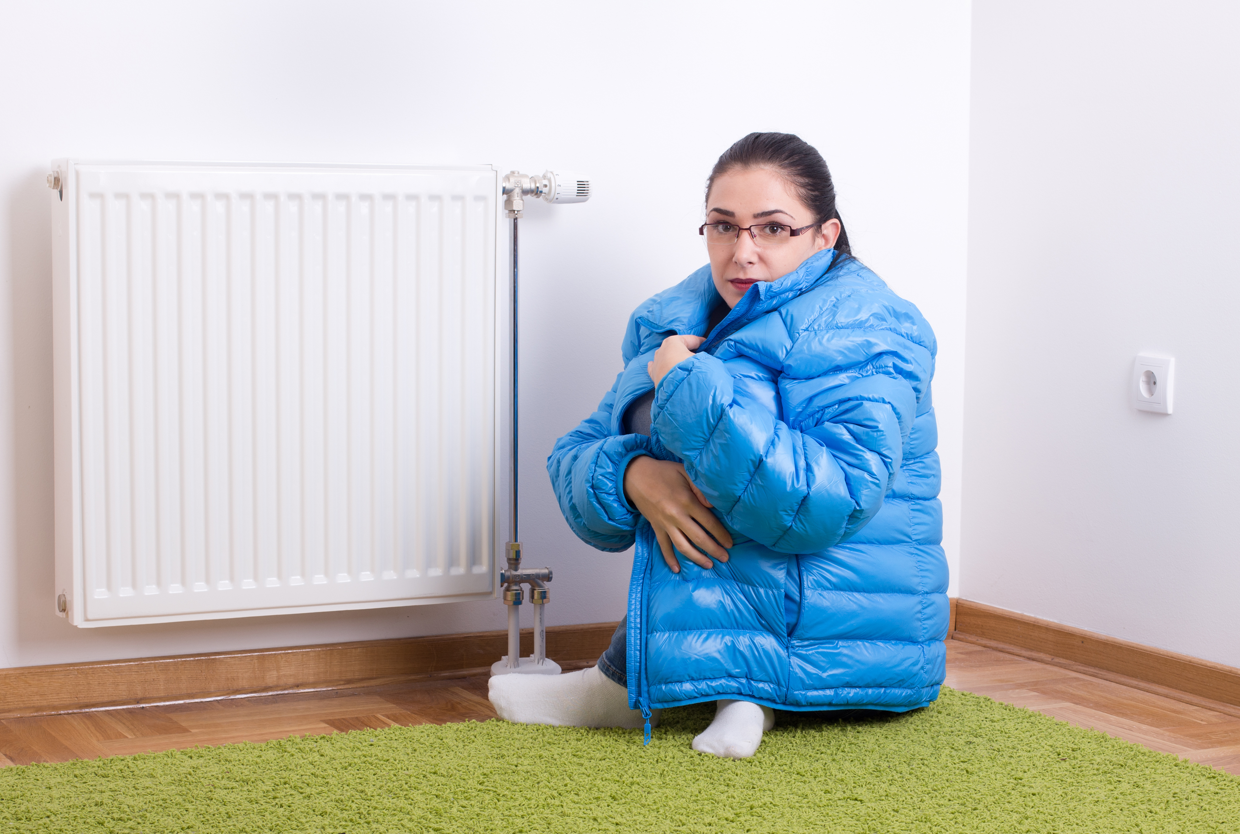 Если в квартире холодно нужно. Холодно дома. Холодные батареи в квартире. Холод в квартире. Тепло в квартире.