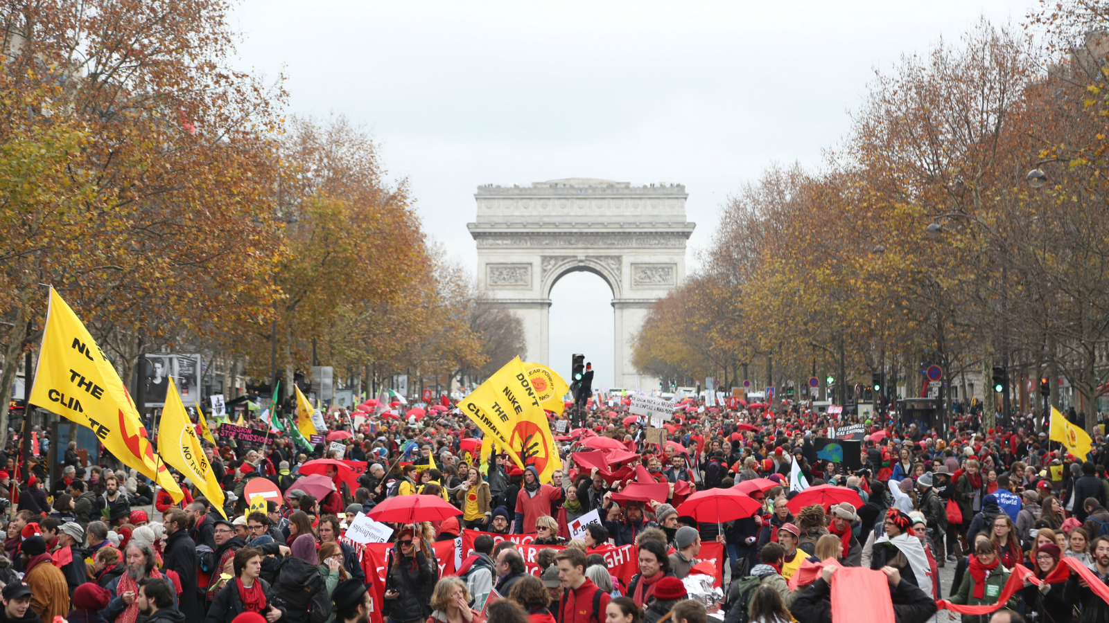 protesters in front of Arc de Triomphe