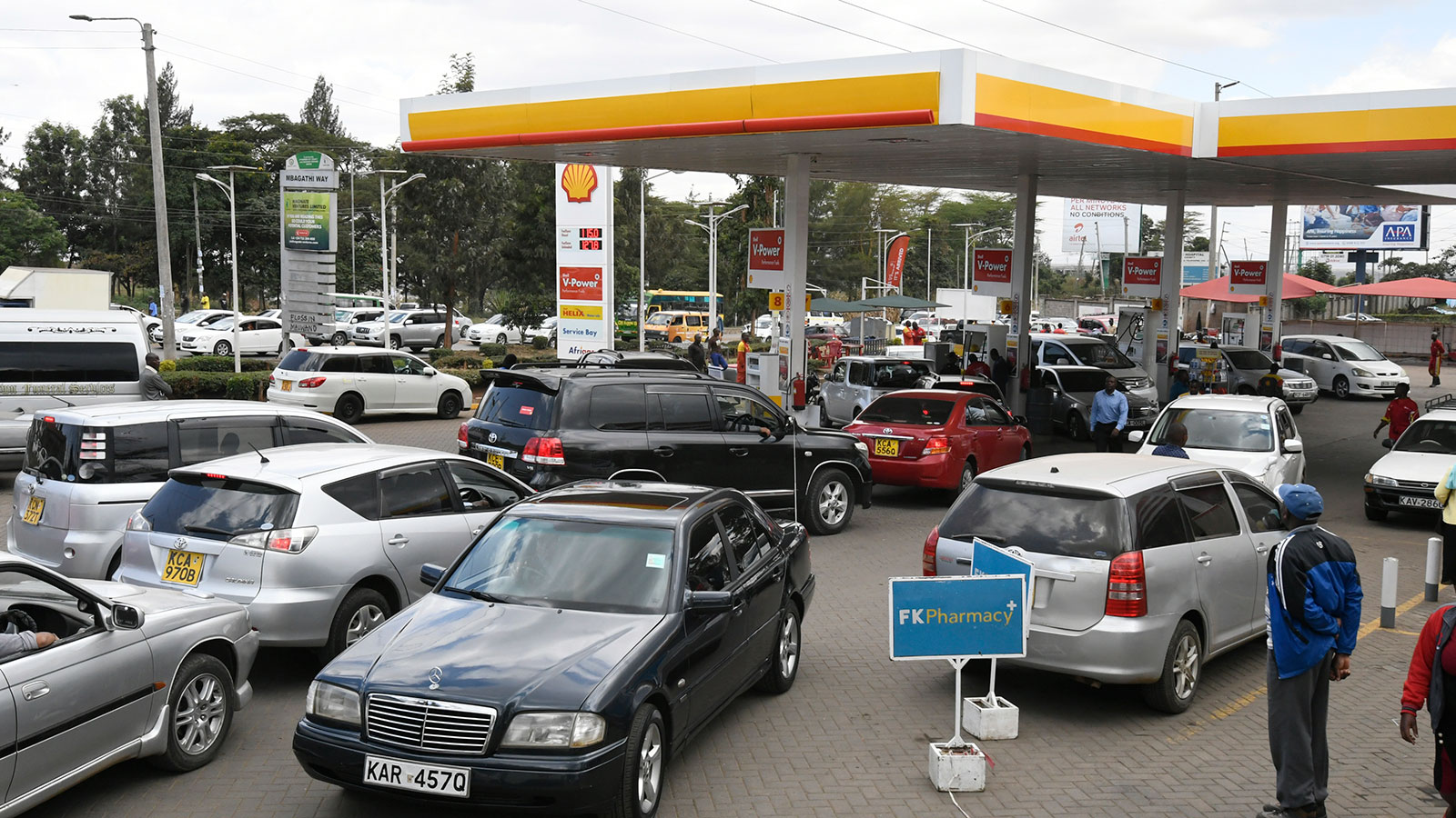 Motorists queue to fuel at a Shell petrol station on September 6, 2018, in Nairobi as a strike called by petroleum transporters protesting against new government tax enters its fourth day.