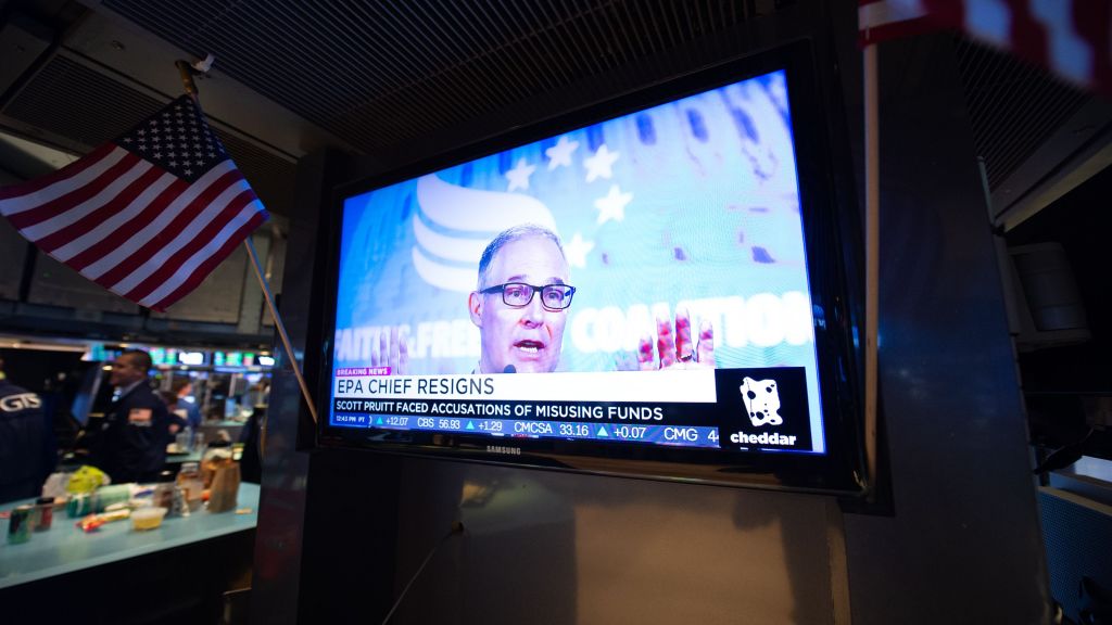 A television displays the news of Scott Pruitt's resignation as head of the EPA.