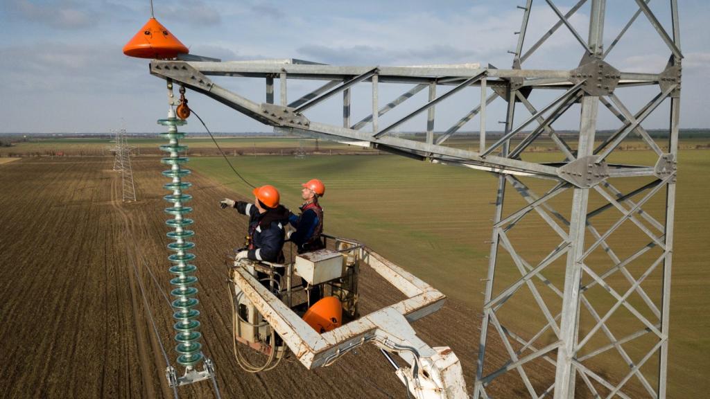 A 330kV high-voltage transmission line under construction in Crimea.