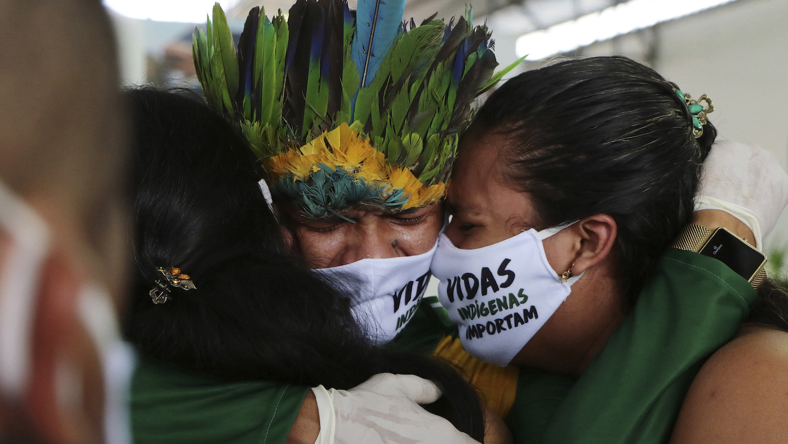 Relatives cry during the funeral of Kokama Chief Messias Martins Moreira, who died of COVID-19