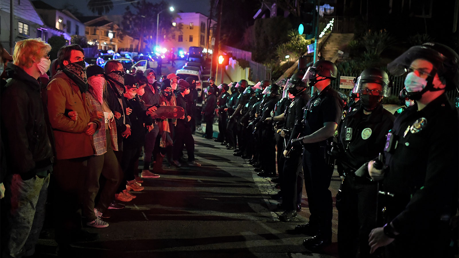 افسران و معترضین LAPD در خیابان سانتا اینس و خیابان گلندیل در اکو پارک