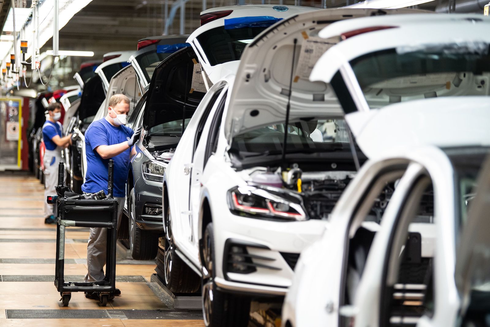 assembly line volkswagen germany covid