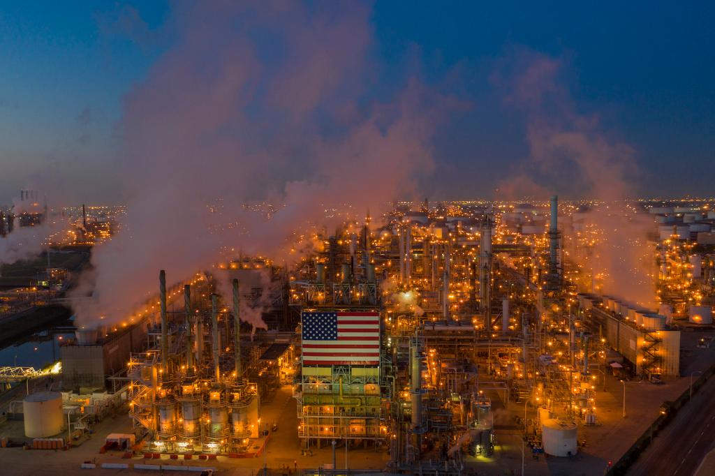 An aerial photo of the Marathon Refinery in Los Angeles