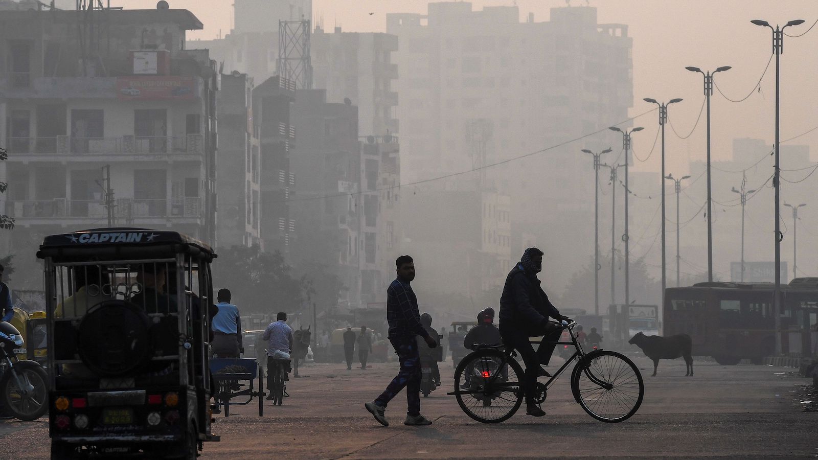 A smoggy street in New Delhi