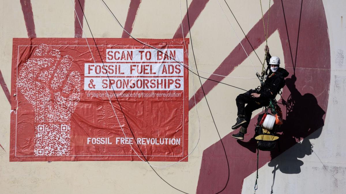A banner reads "Scan to ban fossil fuel ads & sponsorships."