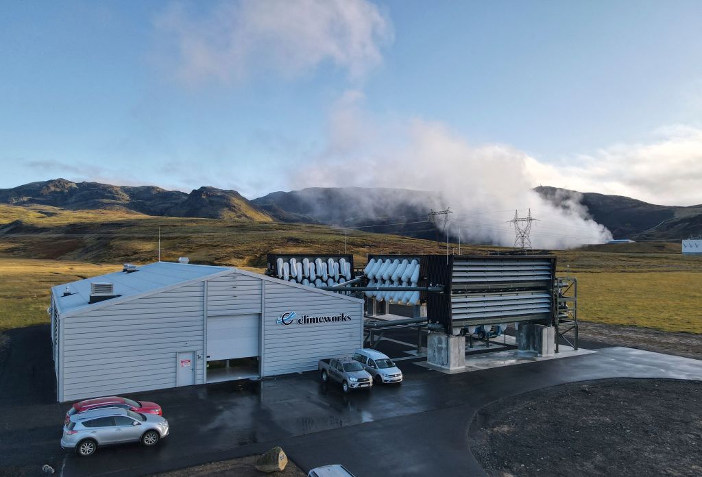 Eine Fabrik zur Kohlenstoffbindung mit Bergen im Hintergrund