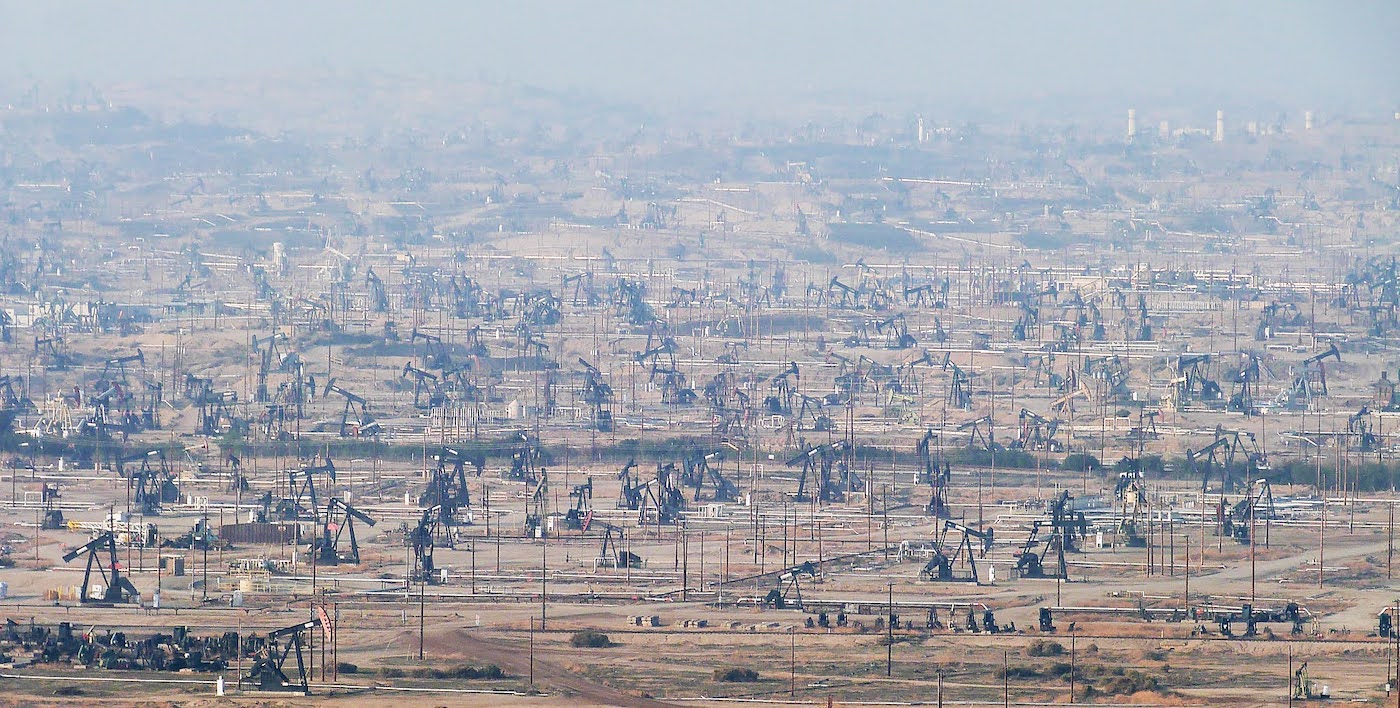 Thousands of densely packed pump jacks extract oil from Chevron’s Kern River Oil Field near Bakersfield, California.