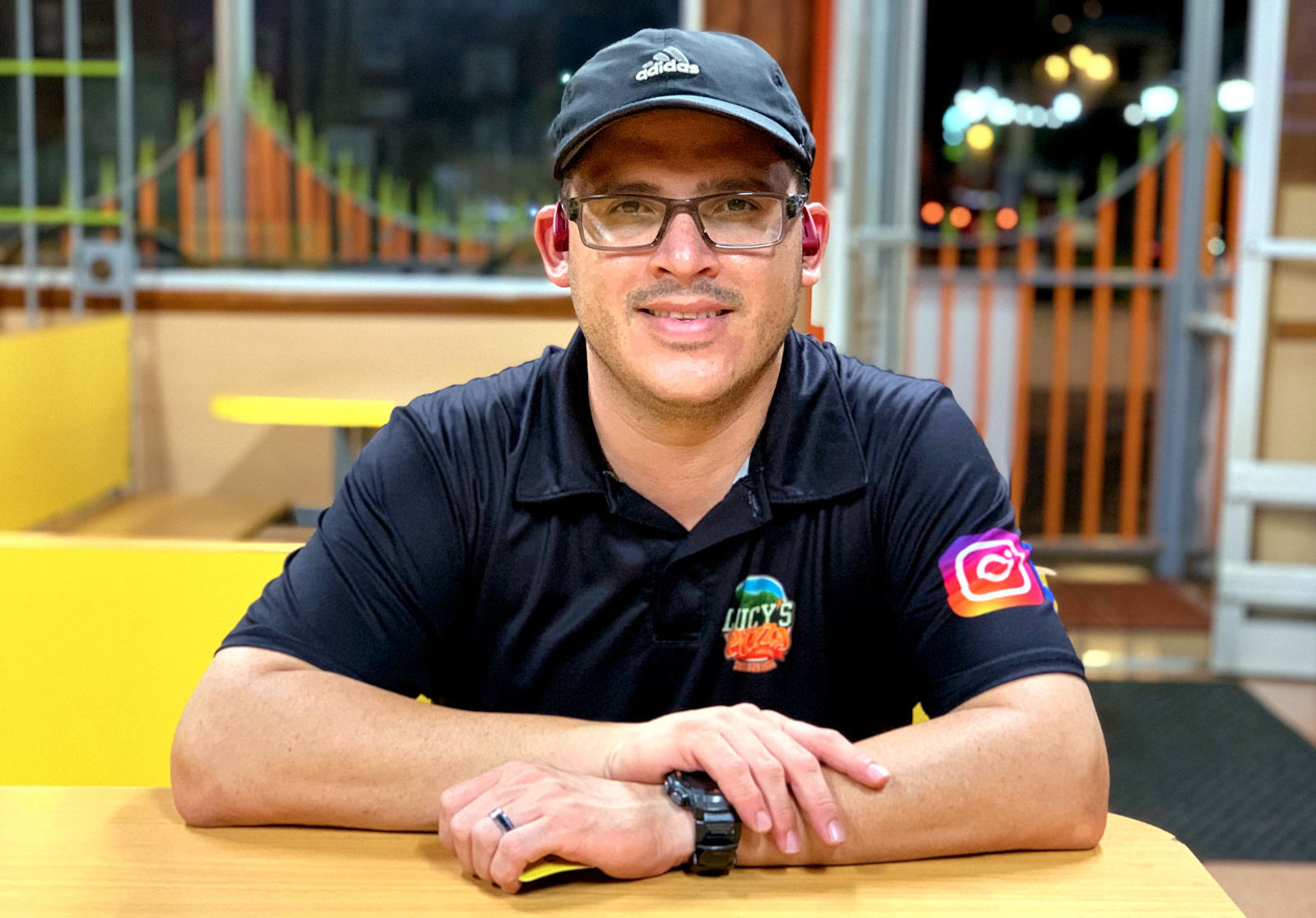 Gustavo Irizarry, el dueño de Lucy's Pizza, encabeza una asociación de empresas que utilizan energía solar en Adjuntas, Puerto Rico.