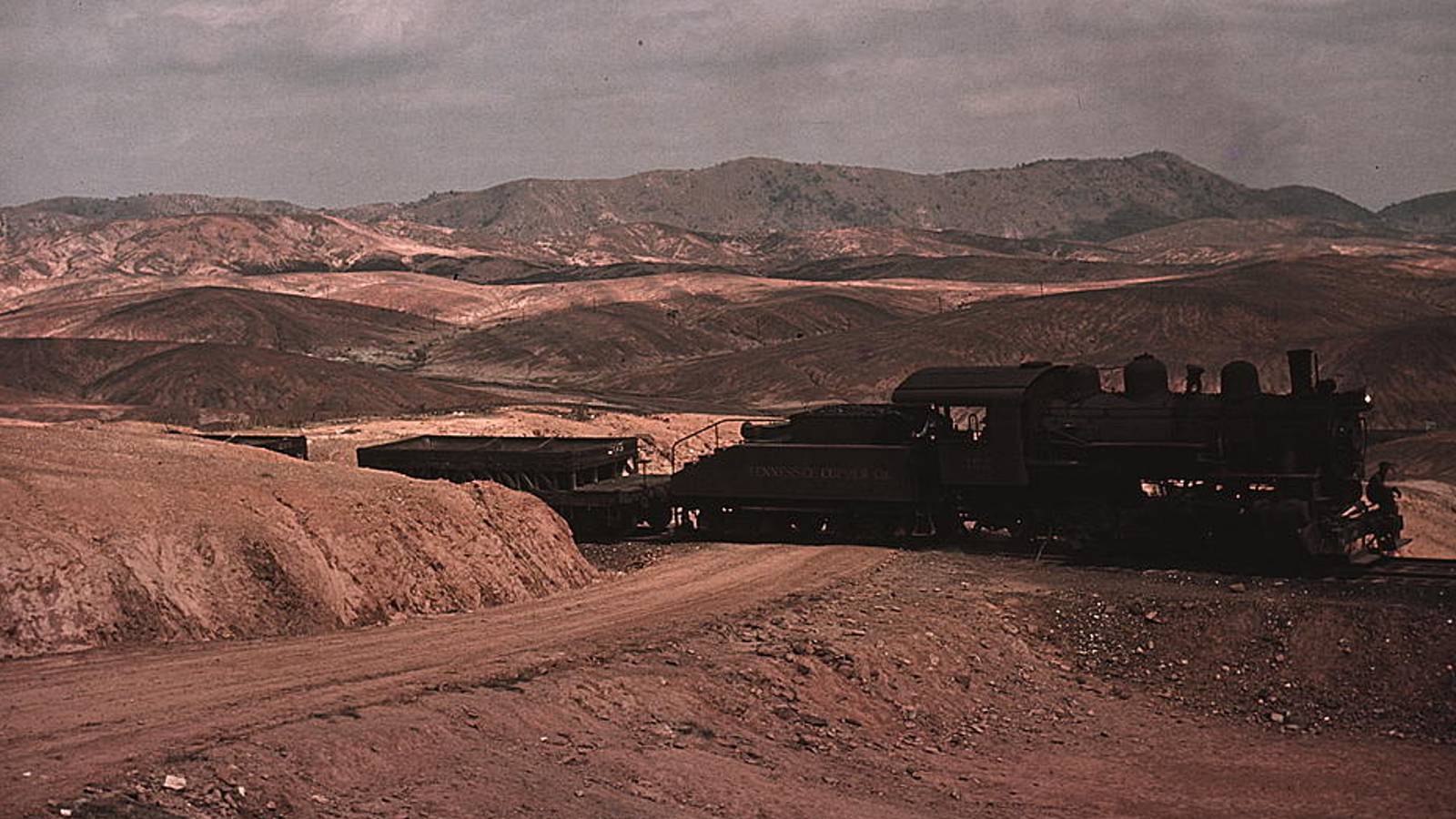 Влак, изнасящ медна руда от мините.