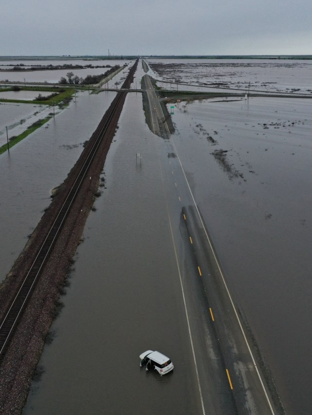 The ghost of Tulare Lake returns, flooding California's Central Valley