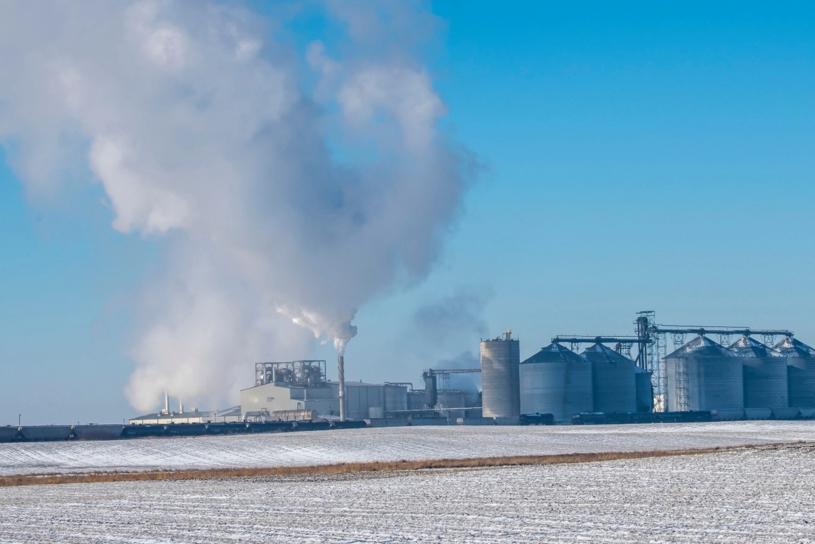 Image of an ethanol plant in Jewell, Iowa, spewing emissions.