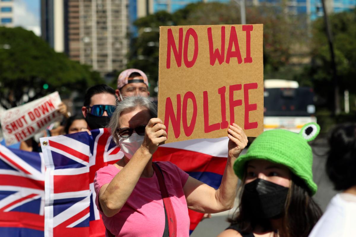 a woman in pink holds a sign that says "no wai no life"