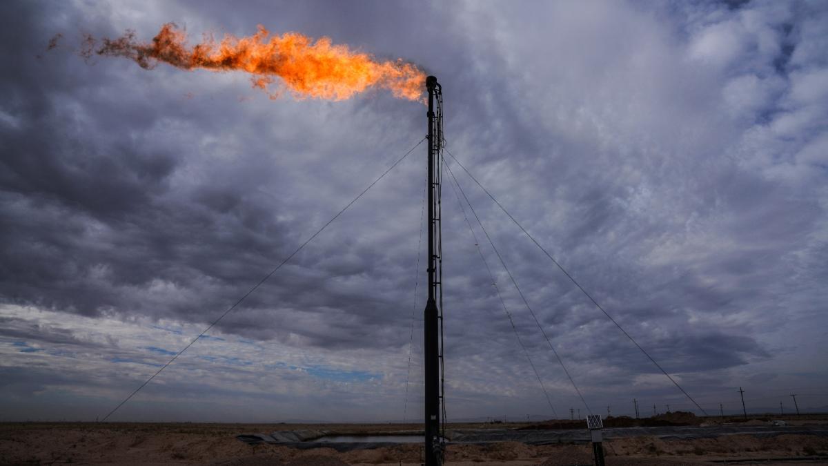 Workers extracting oil from fracking wells in the Permian Basin in Midland, Texas in 2018.