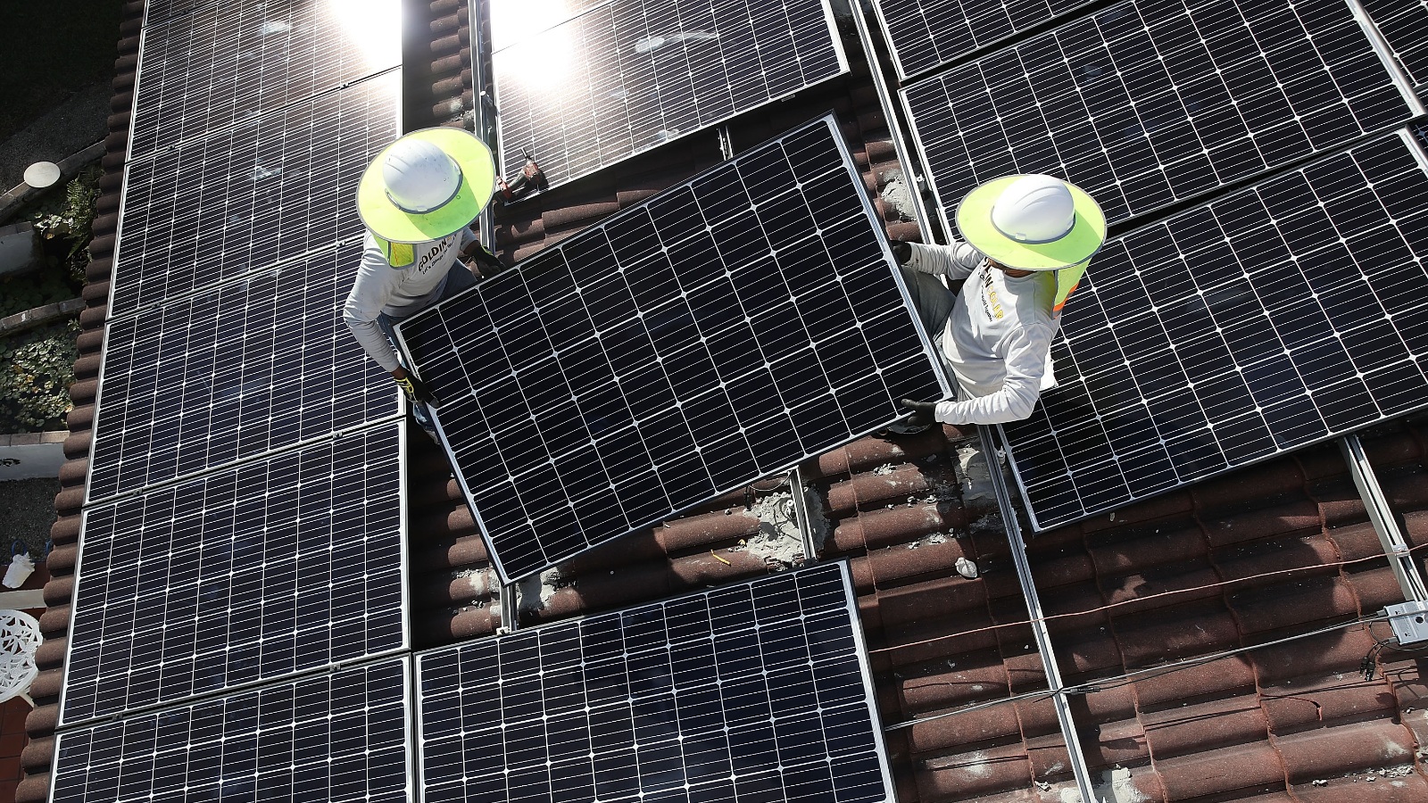人们在佛罗里达州安装太阳能电池板