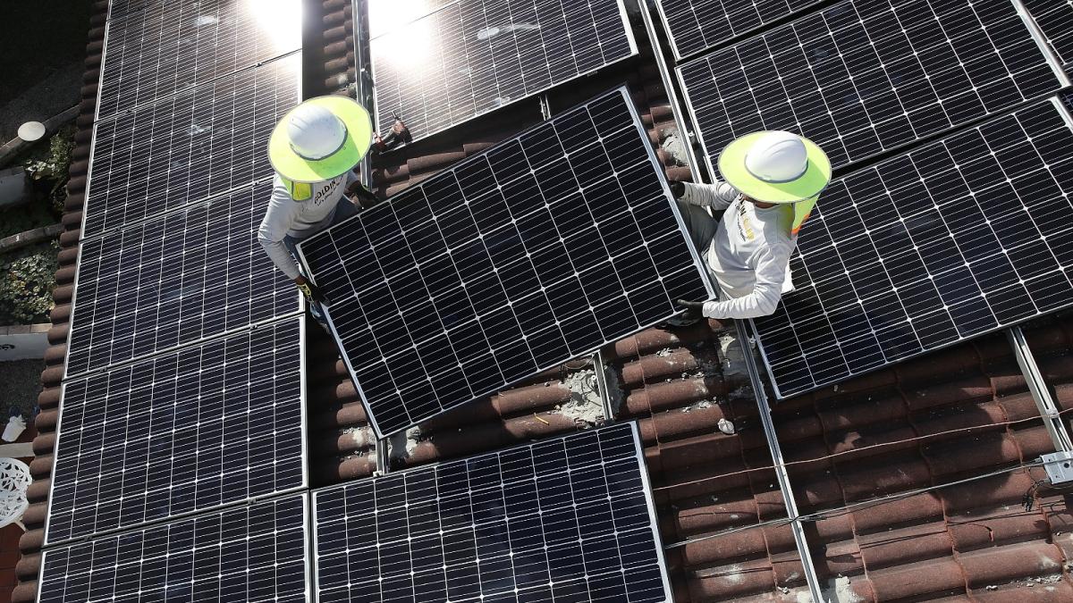People install solar panels in Florida