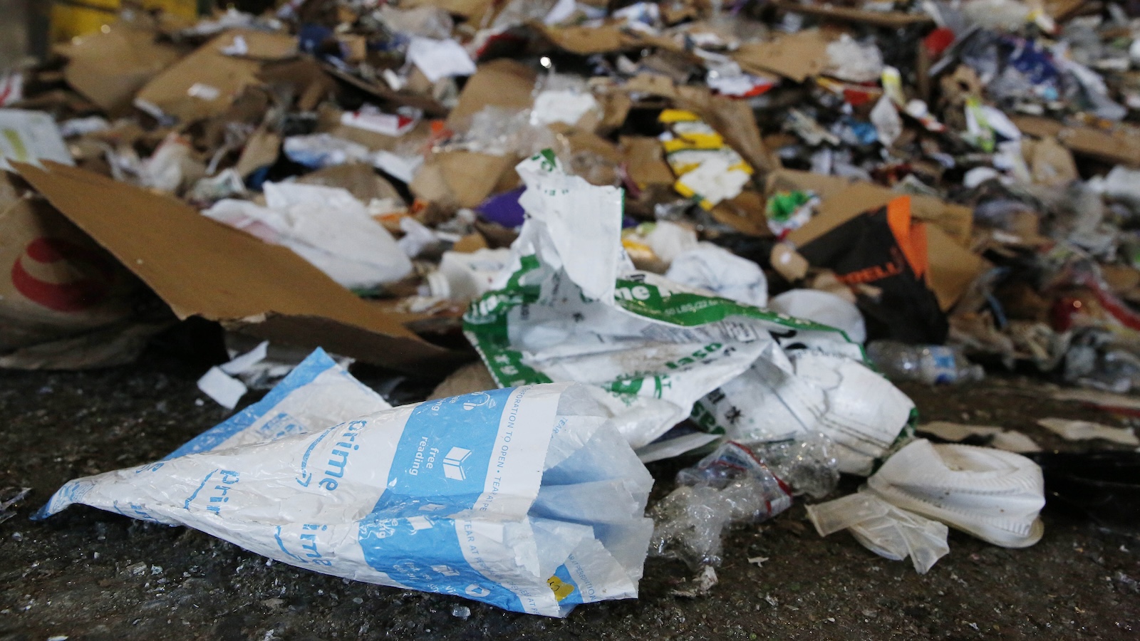 Alors qu’Amazon élimine les emballages plastiques à l’étranger, il en utilise encore plus aux États-Unis
