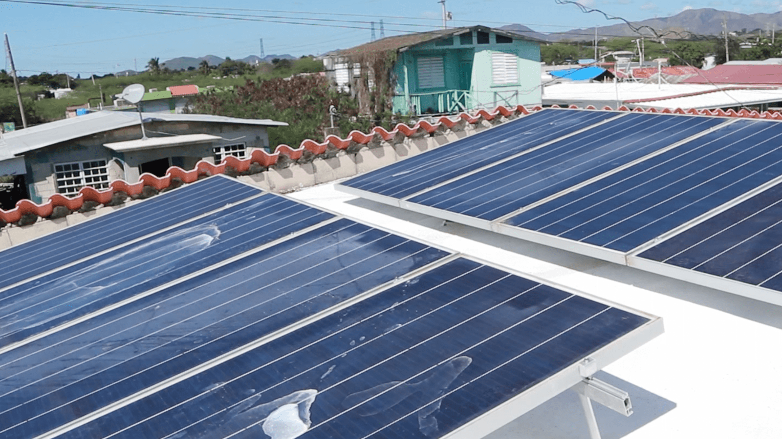 Alors que les centrales à combustibles fossiles risquent de prendre leur retraite, une communauté de Porto Rico fait pression pour l’énergie solaire sur les toits