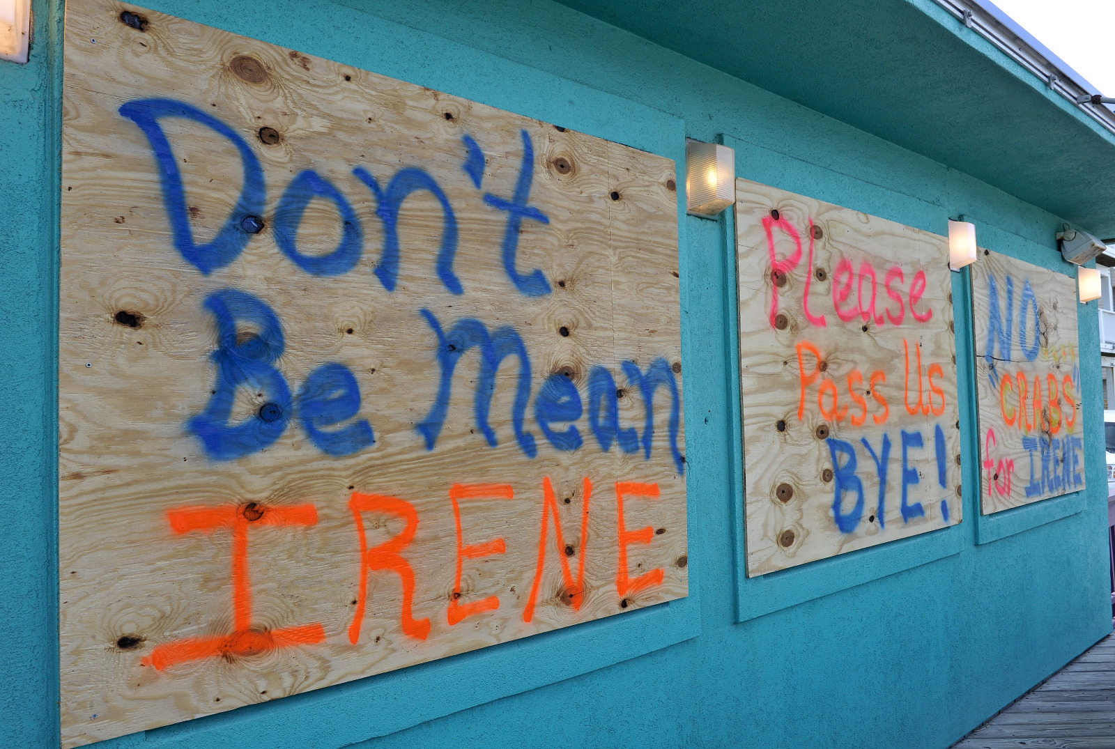 Photo of a sign outside a restaurant that reads 'Don't Be Mean Irene'