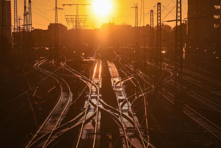 Taking a train during a heat wave? Watch out for 'sun kinks.' | Grist