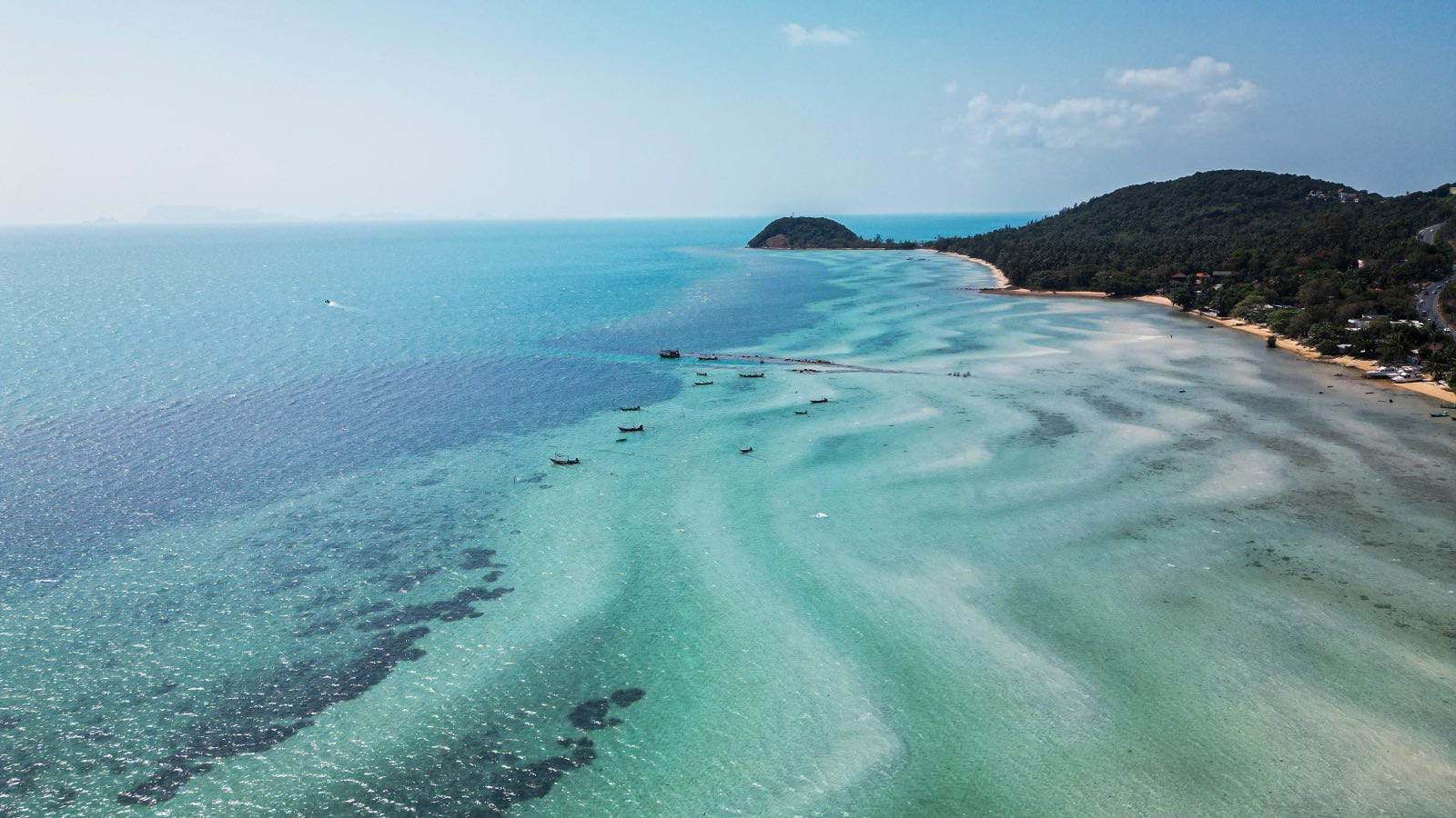 Ein Luftbild eines Strandes und wunderschönes türkisfarbenes Wasser