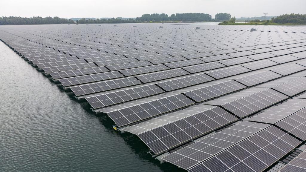 Floating solar panels on water