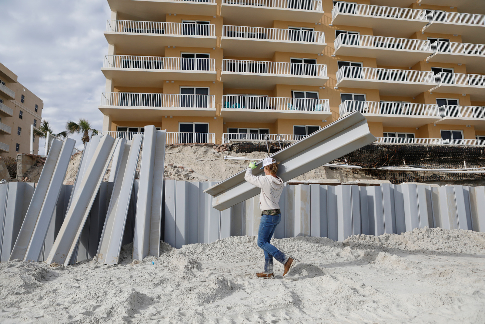 Photo of the dam construction on the beach in front of the apartment.