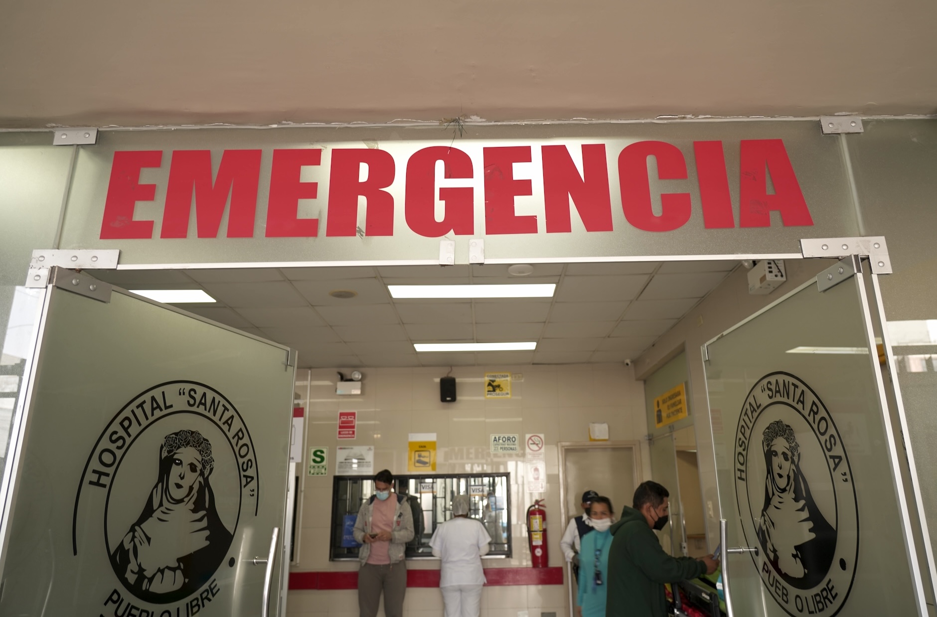 a sign that says emergencia in a hospital
