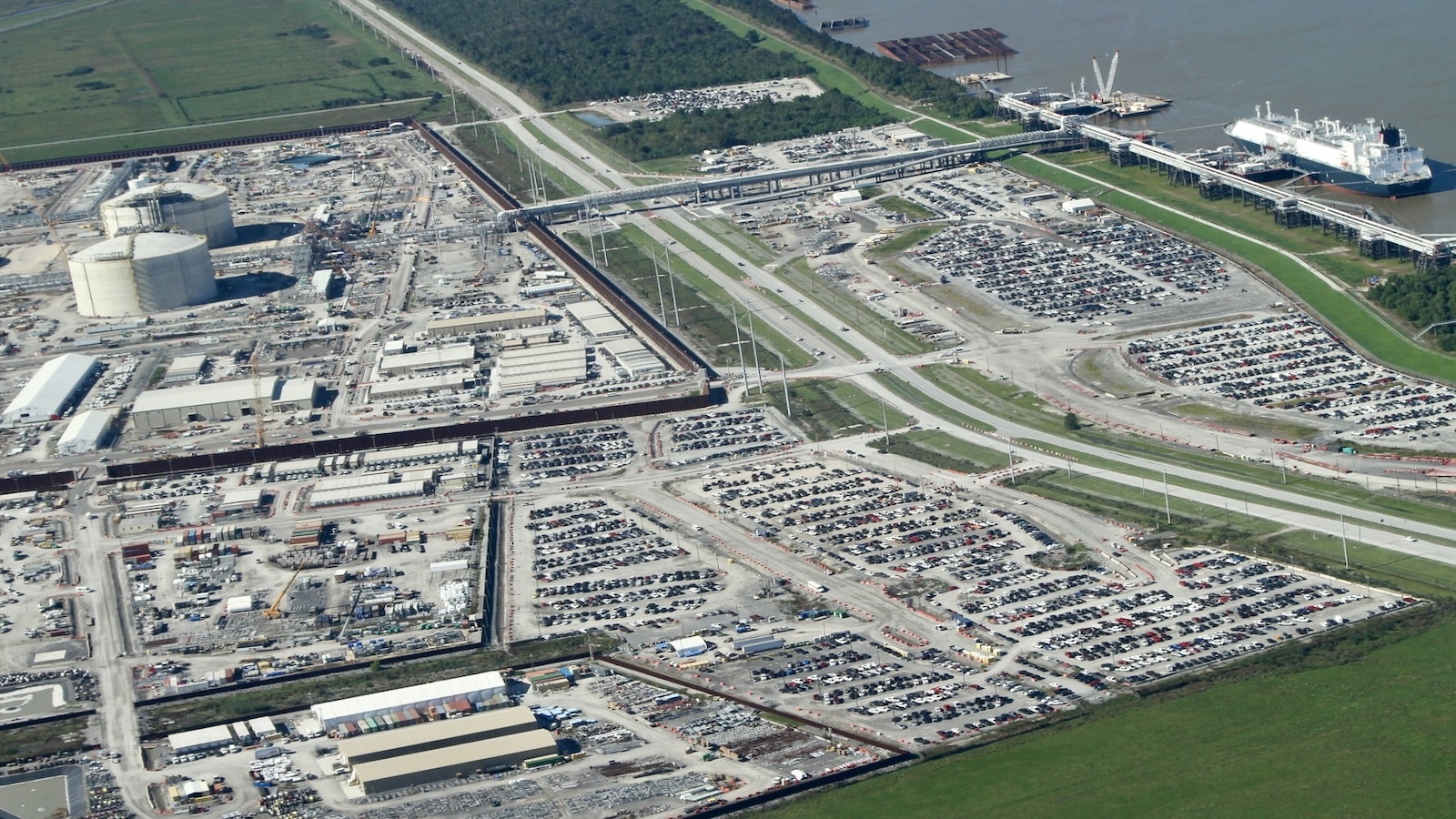 A picture of a sprawling liquefied natural gas export terminal, Plaquemines LNG, along the Mississippi River.
