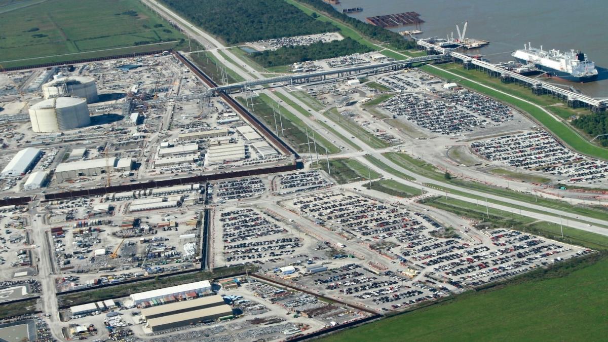 A picture of a sprawling liquefied natural gas export terminal, Plaquemines LNG, along the Mississippi River.